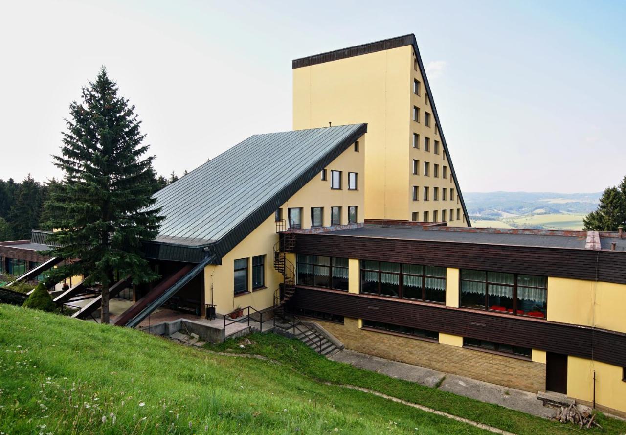 Horsky Hotel Jelenovska S Bazenem V Cene Valašské Klobouky エクステリア 写真
