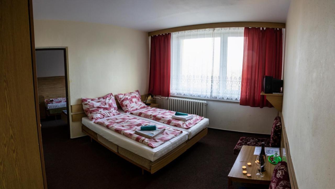 Horsky Hotel Jelenovska S Bazenem V Cene Valašské Klobouky エクステリア 写真